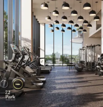 Centro de fitness completamente equipado y de última generación con equipos Technogym y vistas a la piscina y los jardines